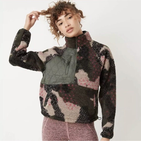 JoyLab Tops - JoyLab Camo Pink Quilted Pocket 3/4 Zip Fleece